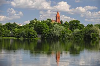 To miasteczko w województwie kujawsko-pomorskim leży na brzegach dwóch jezior. Przez wieki nękały je pożary