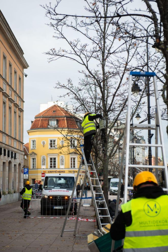 Montaż świątecznej iluminacji w Warszawie