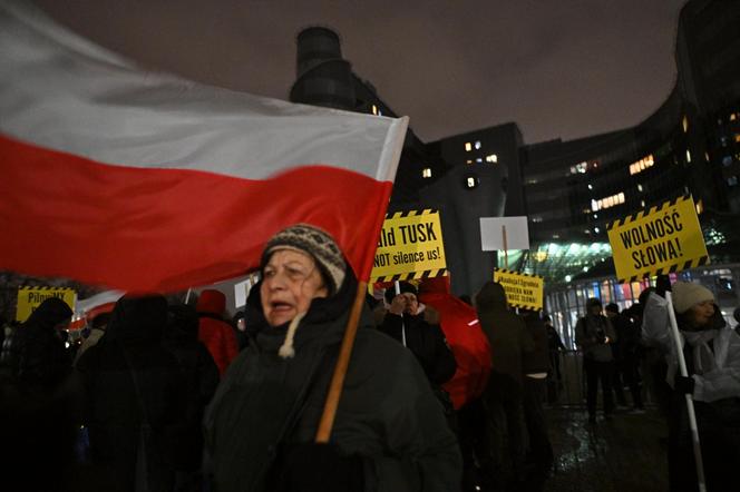 Kolejny dzień protestu przed siedzibą TVP