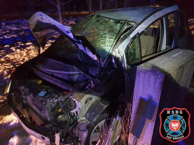Dachowanie osobówki w Kobylarni. 55-letnia kobieta trafiła do szpitala