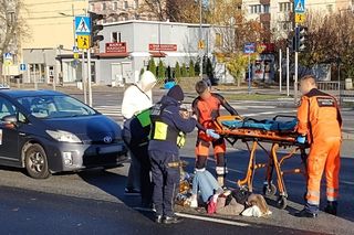 Koszmarne potrącenie na pasach. Taksówka przewiozła pieszą na masce ponad 10 metrów dalej