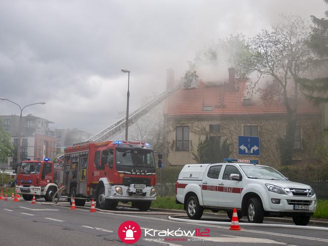 Ogromny pożar na ul. Prądnickiej w Krakowie. Kilkudziesięciu strażaków walczy z ogniem