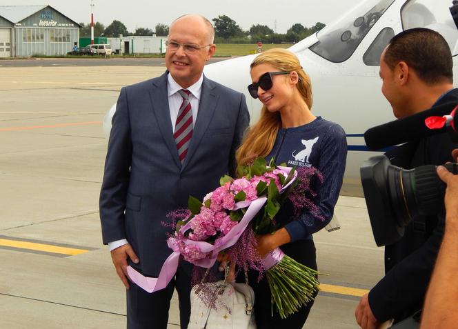Paris Hilton przywitana błyskami fleszów