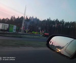 Utrudnienia przez protest rolników 20 marca pod Bydgoszczą. Na DK 80 za mostem fordońskim ustawili barykadę z balotów i trumny, rozpalili ognisko. Ruch jest sparaliżowany [TRASY, LISTA UTRUDNIEŃ]