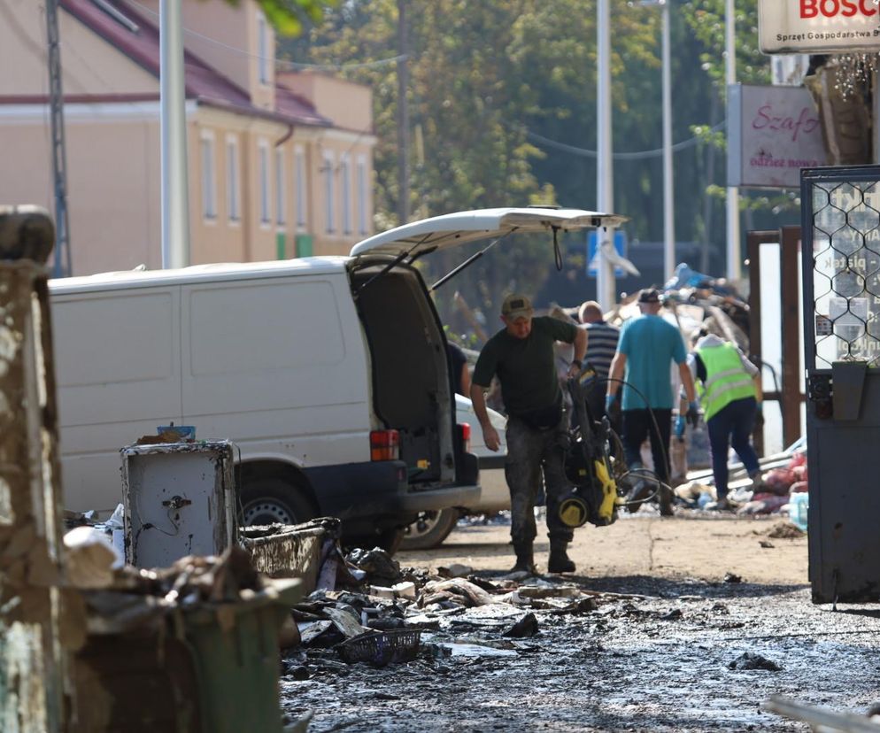 Sprzątają kolejny dzień po powodzi. Europoseł daje rady władzom miasta!