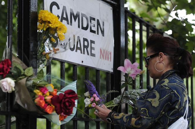 LONDYN: Fani płaczą po śmierci Amy Winehouse