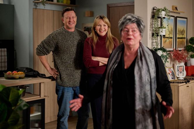 Na Wspólnej odc. 4026. Sabina Szulc (Małgorzata Duda-Kozera), Wojtek (Wojciech Błach), Żaneta (Anna Guzik)