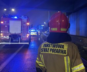 Groźny poranek na DTŚ w Rudzie Śląskiej. Samochód rozbił się na filarze wiaduktu, dwie osoby w szpitalu