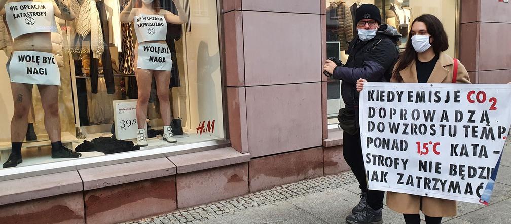 Nagi protest we Wrocławiu! Stop konsumpcjonizmowi powiedzieli aktywiści z Extinction Rebellion Wrocław
