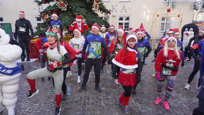 Bieg Mikołajów w Olsztynie. Około 400 osób pobiegło w charytatywnym celu [ZDJĘCIA]