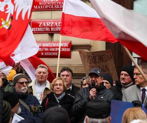 Kraków. Protest w obronie mediów publicznych. Barbara Nowak: „Zawszańcy nas sprzedali”, zgromadzeni: „Wolna Polska!”