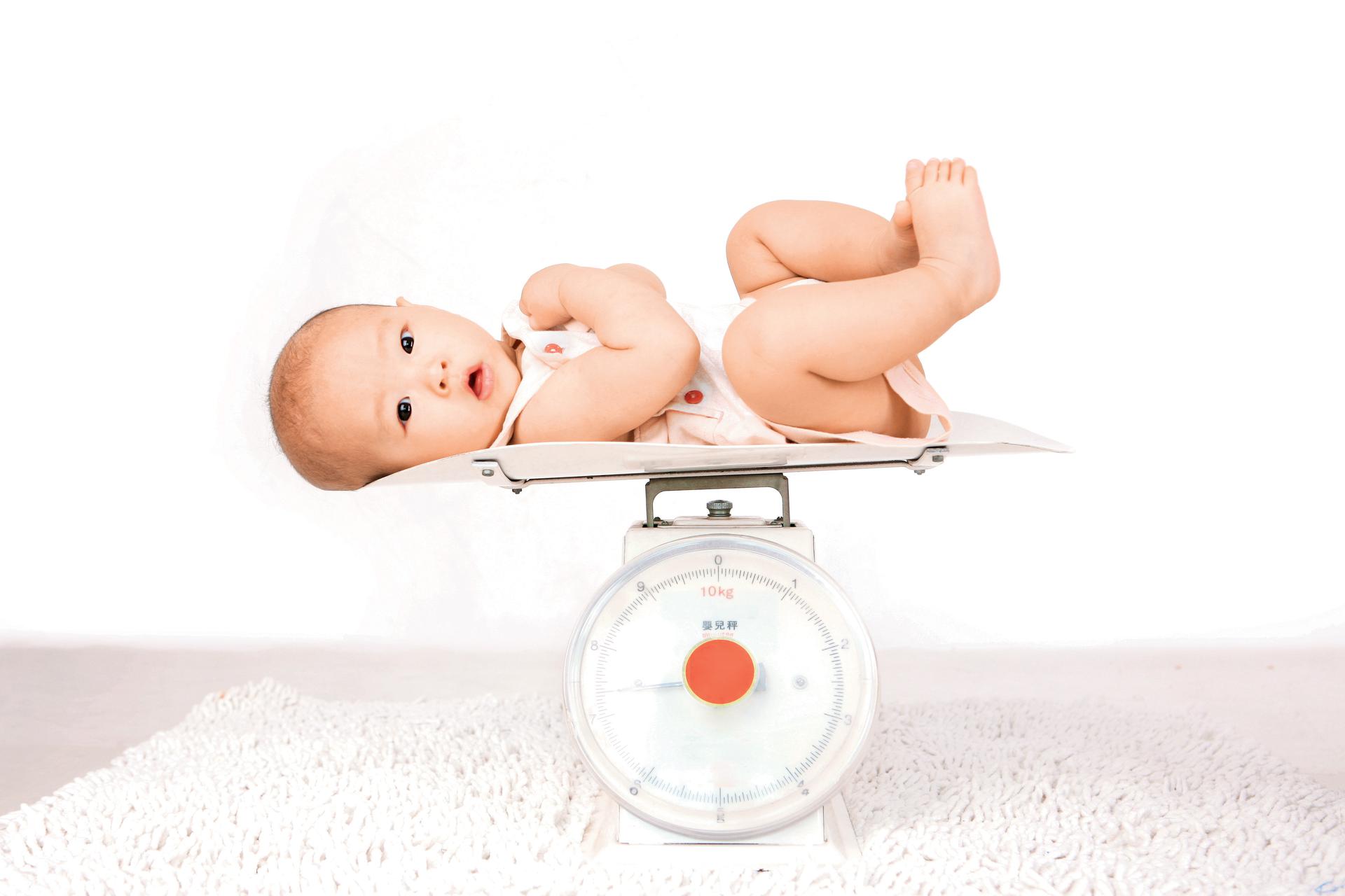 Увеличение массы тела ребенка. Взвешивание ребенка до 1 года. Измерение роста новорожденных. Измерение веса новорожденного. Измерение массы тела у новорожденных.