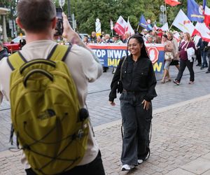 W Warszawie odbył się antyimigrancki marsz i kontrmanifestacja. Pojawiło się kilka tysięcy osób