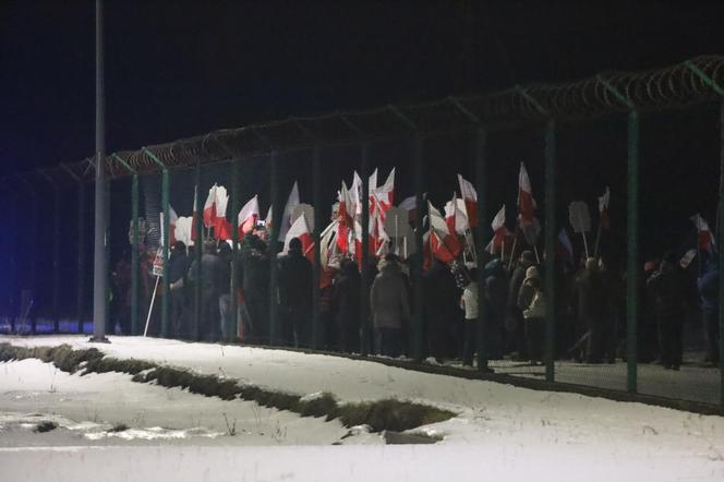 Manifestacja pod więzieniem, w którym przebywa Maciej Wąsik