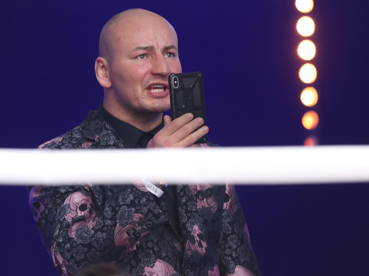 Szpilka śpiewa znaną piosenkę i wydziera się wniebogłosy [WIDEO]