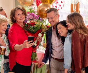 M jak miłość odc. 1886. Barbara (Teresa Lipowska), Franka (Dominika Kachlik), Kinga (Katarzyna Cichopek), Piotrek (Marcin Mroczek), Paweł (Rafał Mroczek), Marysia (Małgorzata Pieńkowska)