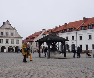 Mglisty Kazimierz Dolny w obiektywie. Miasteczko nad Wisłą przyciąga turystów nawet późną jesienią