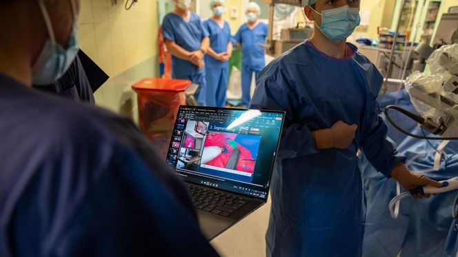 Sztuczna inteligencja przeprowadza operacje.