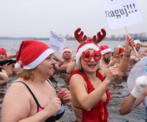 Wskoczyli prosto do lodowatej wody! Przed zimnem chroniły ich tylko czerwone czapeczki [GALERIA]