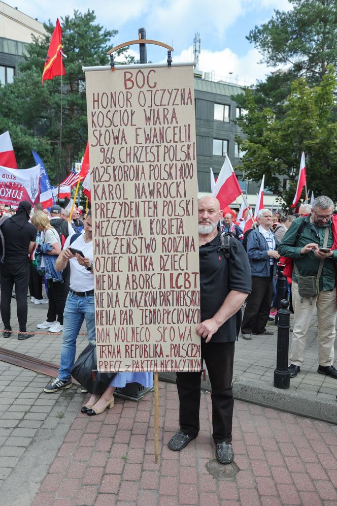 Banery na powitanie Nawrockiego 