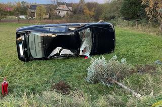 26-latek chciał odebrać ze szkoły cudze dziecko i wszczął awanturę! Dachował po zderzeniu z radiowozem