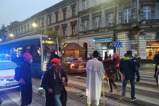 Agresja ze strony kierowców i przechodniów wobec protestujących podczas antyrządowych manifestacji