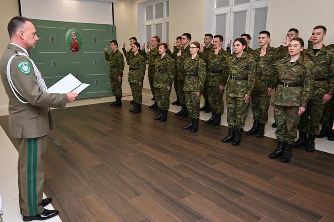 Warmińsko-mazurskie: Mamy 20 nowych strażników granicznych. Złożyli uroczyste ślubowanie [ZDJĘCIA]