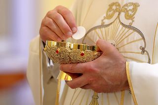 Ile zarabia ksiądz na etacie? Ujawnili szczegóły pensji duchownych