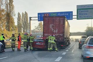 Wypadek na autostradzie A4 w Katowicach. Auto wjechało pod TIRa