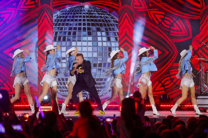 Wakacyjna Trasa Dwójki: Wielkie święto w Stalowej Woli! 30 lat disco polo wielkie gwiazdy i niesamowite duety!