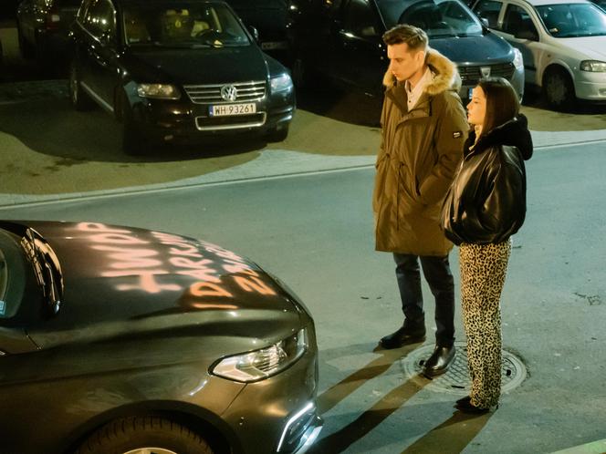Na Wspólnej odc. 3276. Darek Żbik (Michał Mikołajczak), Kasia (Julia Chatys)