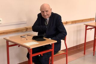 86-latek zdaje maturę. Boję się bardziej niż w zeszłym roku