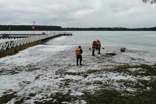 Augustów. Wędkarz łowił na zamarzniętym jeziorze. Nagle załamał się pod nim lód