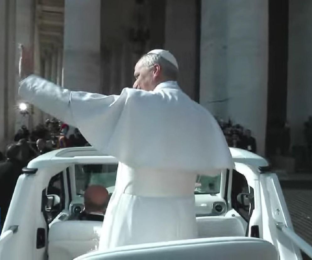 Papież w papamobile