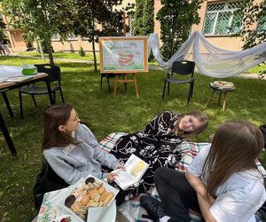 Czytanie na trawie w siedleckim Ekonomiku