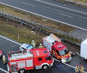 Samochód osobowy zderzył się z ciężarówką. Są ranni, jedna osoba była zakleszczona