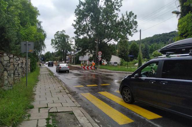 Ruch wahadłowy na Królowej Jadwigi. Kierowcy czekają na przejazd nawet 20 minut