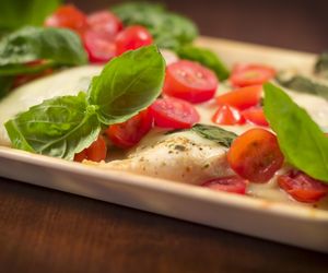 Dwa dania w jednym. Kurczak caprese smakuje i wygląda niesamowicie