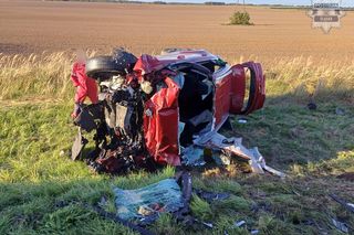 Potworna kraksa kii z ciężarówką. Nie żyje kierująca, dwie pasażerki walczą o życie