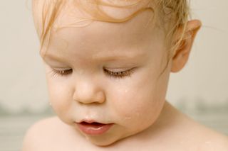 Zimne poty u dziecka to nie tak rzadki objaw. Kiedy są powodem do zmartwień?