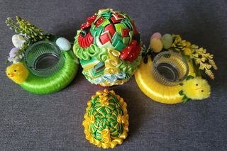 Pani Grażynka sprzedaje dekoracje wielkanocne