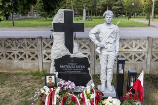 Kamienna rzeźba na grobie sp. sierzanta Mateusza Sitka