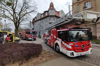 Pożar mieszkania w Toruniu. Dwie osoby w szpitalu, osiem zastępów straży w akcji