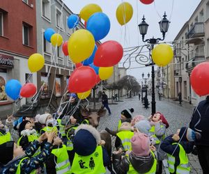 Jelonek stanął przy fontannie na ul. Długiej! Nowa atrakcja turystyczna Łomży poleca się do robienia zdjęć