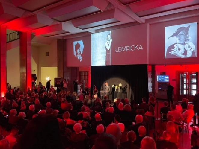 Wystawa prac Tamary Łempickiej w Muzeum Narodowym w Krakowie