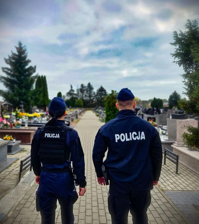 Będzie więcej patroli policji na drogach i w okolicach cmentarzy. Policja rozpoczyna akcję Wszystkich Świętych 2025