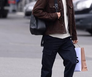 Robert Lewandowski ze szpanerką siatą wysiadł z samolotu