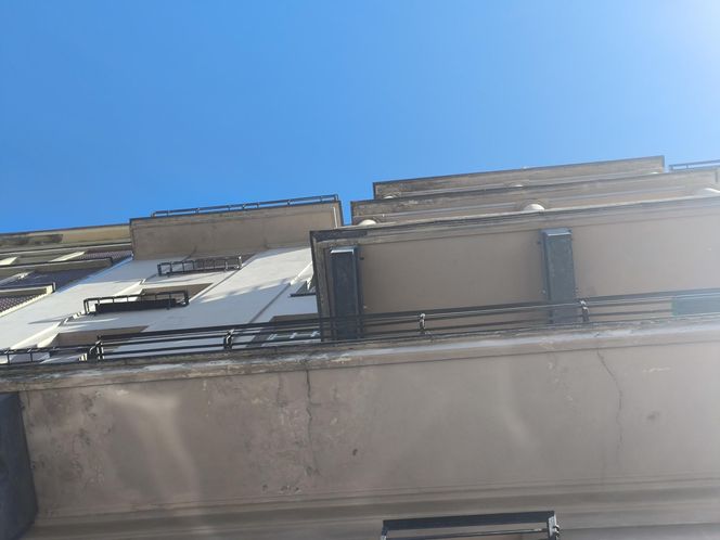 „Marzę, żeby się ogrzać przed śmiercią”. Mieszkańcy kamienicy w centrum Warszawy żyją bez centralnego ogrzewania