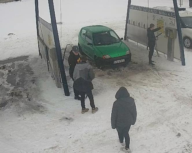 Katowice: Wandale zniszczyli myjnię samochodową. Szuka ich policja. Rozpoznajesz? [ZDJĘCIA]