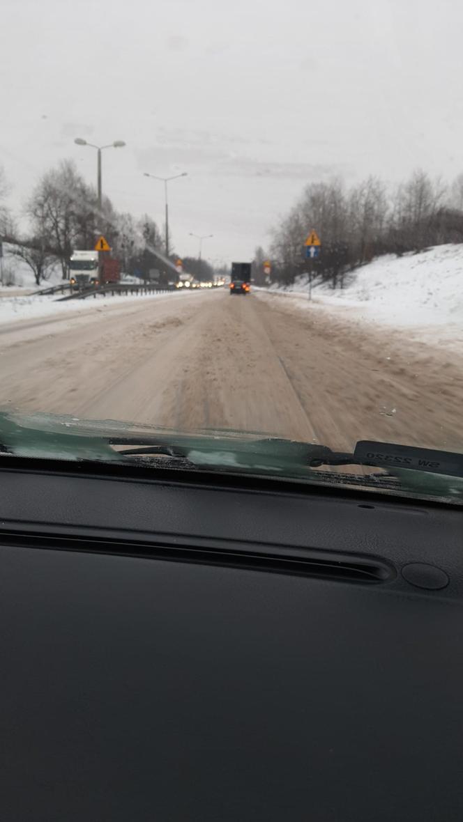 Tragiczne warunki na drogach województwach śląskiego. Doszło już do kilkunastu kolizji, ciężarowki nie są w stanie podjechać pod górę [ZDJĘCIA]